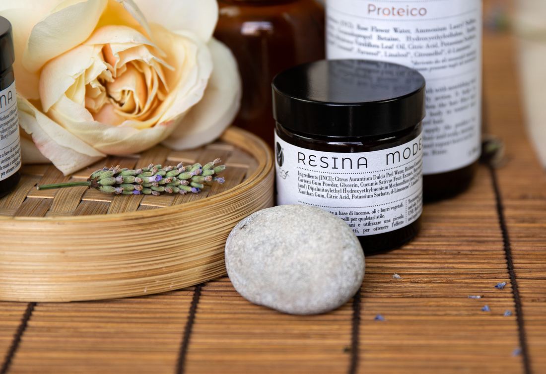 MYVEG Produkte mit Rose und Lavendel auf Holz